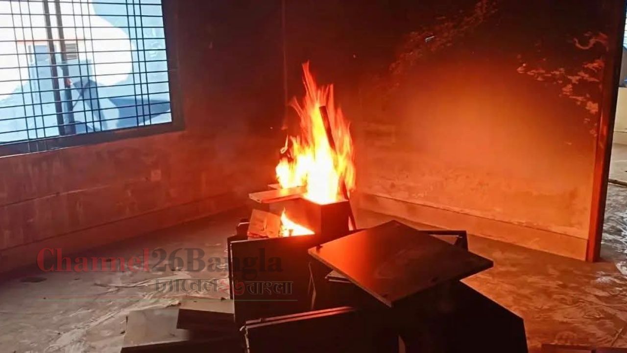 মাগুরায় আ.লীগ কার্যালয়ে পতাকা উত্তোলনের পর আগুন ও ভাঙচুর: আটক ৩