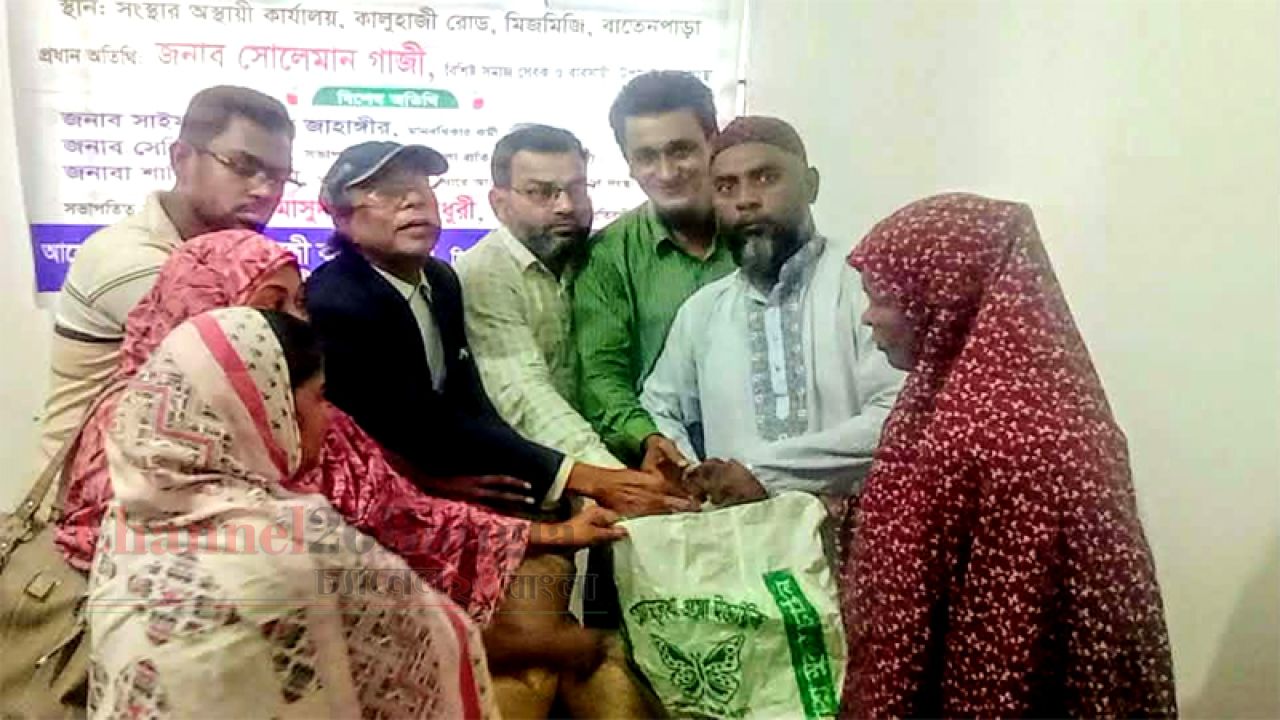 সিদ্ধিরগঞ্জে প্রতিবন্ধী ব্যাক্তি ও অসহায় পরিবারের মাঝে চাল বিতরণ 