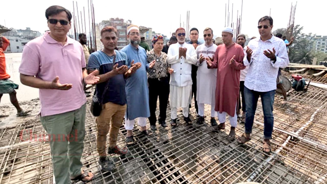 নির্মাণাধীন বার ভবনের পঞ্চম তলার ছাদ ঢালাই কাজের উদ্বোধন
