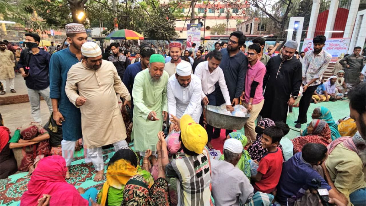 সুবিধাবঞ্চিত শিশু ও মানুষের সাথে  মোস্তাফিজুর রহমান ফাউন্ডেশনের ইফতার