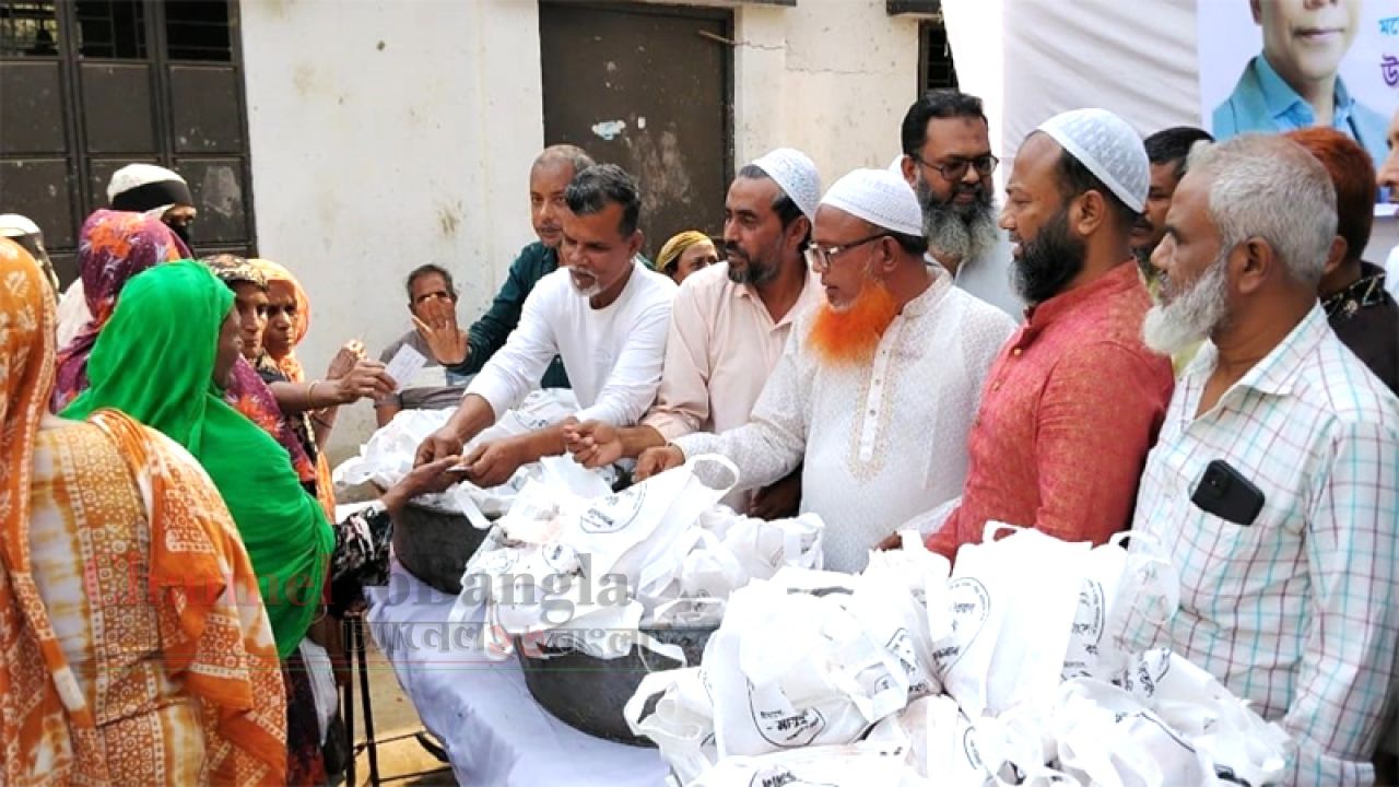 বন্দরে মডেল মাসুদের উদ্যাগে ২১ নং ওয়ার্ডে মাংস বিতরণ