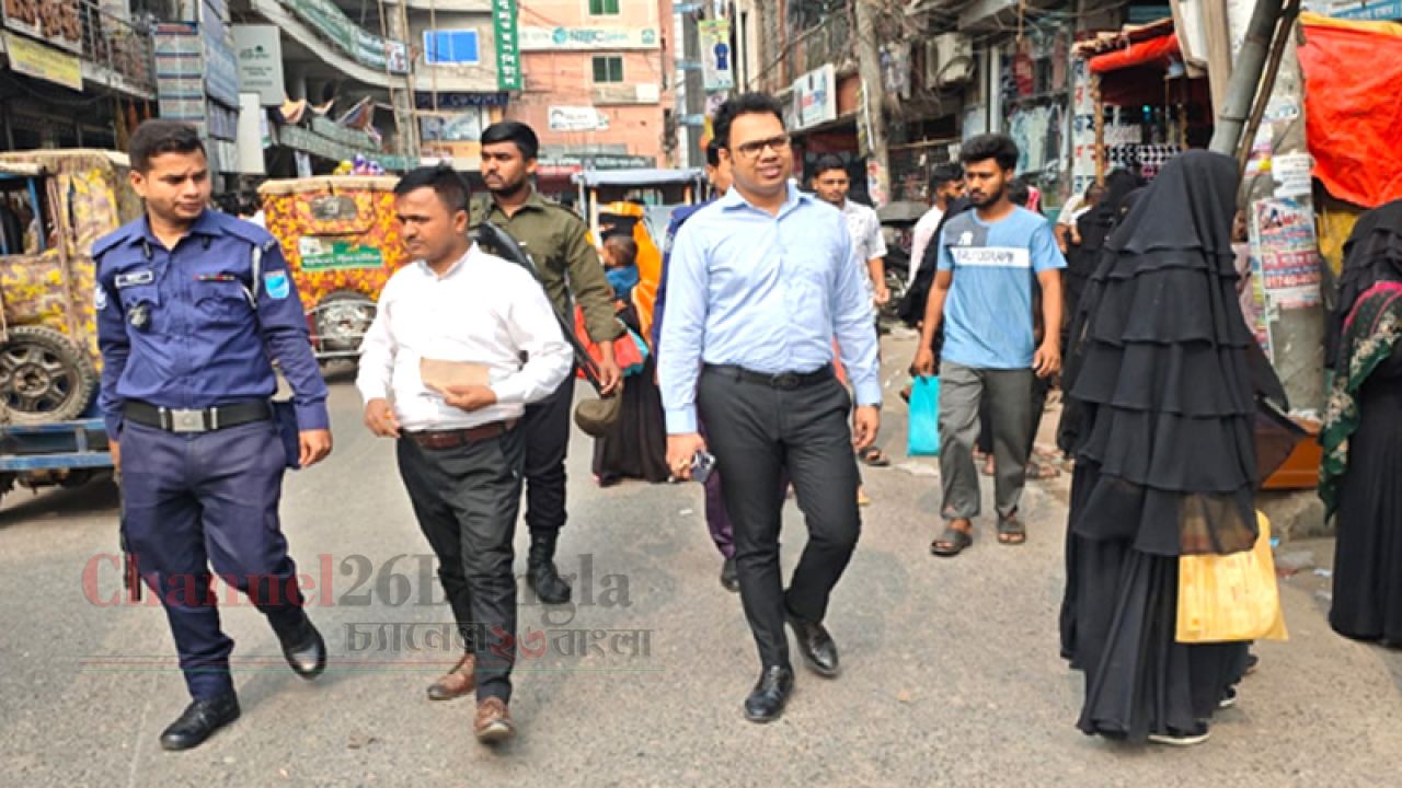 আড়াইহাজারে ফুটপাত দখলমুক্ত করতে অভিযান: ৫ ব্যবসায়ীকে জরিমানা