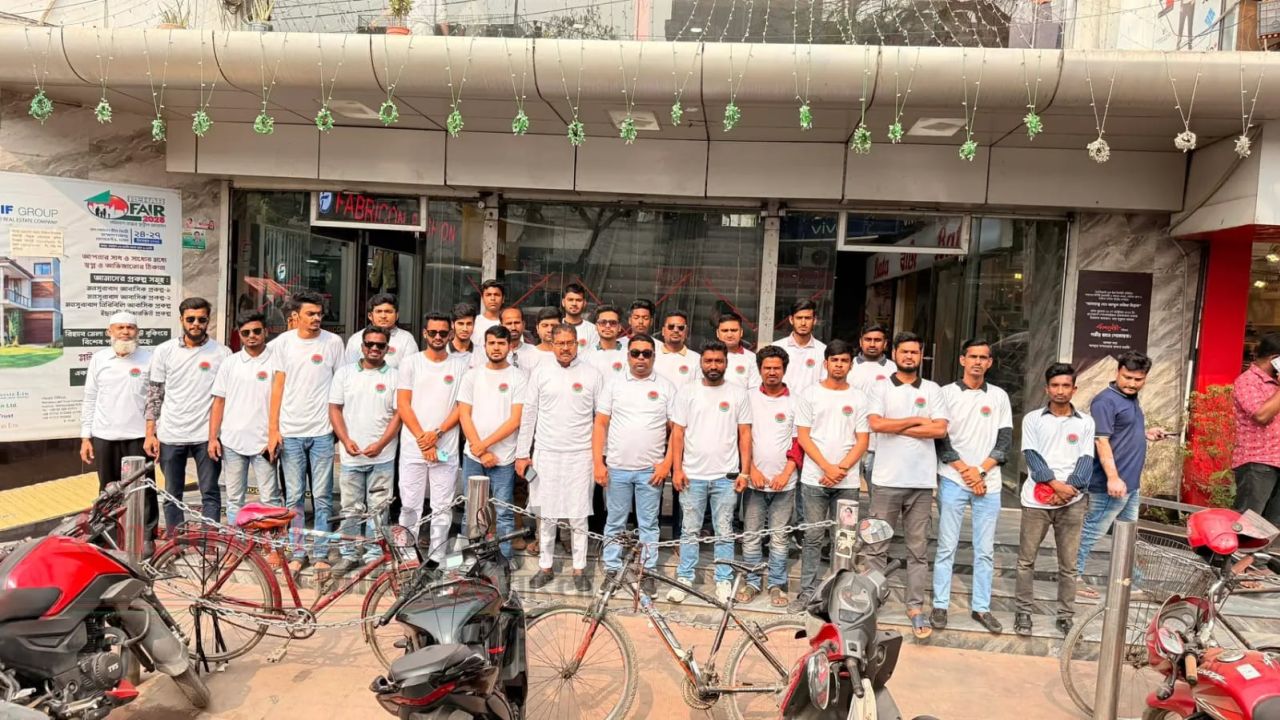 পাবনায় ঈদের যানজট নিরসনে রাজপথে জেলা ছাত্রদল