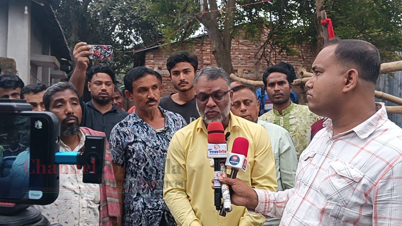 ডিসি অফিসের কর্মচারীর বিরুদ্ধে খাস জমি দখলের অভিযোগ