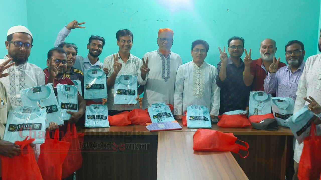 পাঁচবিবি মডেল প্রেসক্লাবের সদস্যদের মাঝে ঈদ উপহার বিতরণ