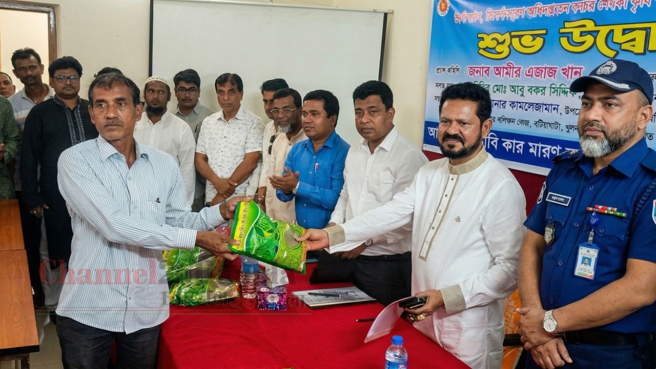 বটিয়াঘাটায় শহীদ বুদ্ধিজীবী দিবস পালন ও কৃষি প্রণোদনা বিতরণ