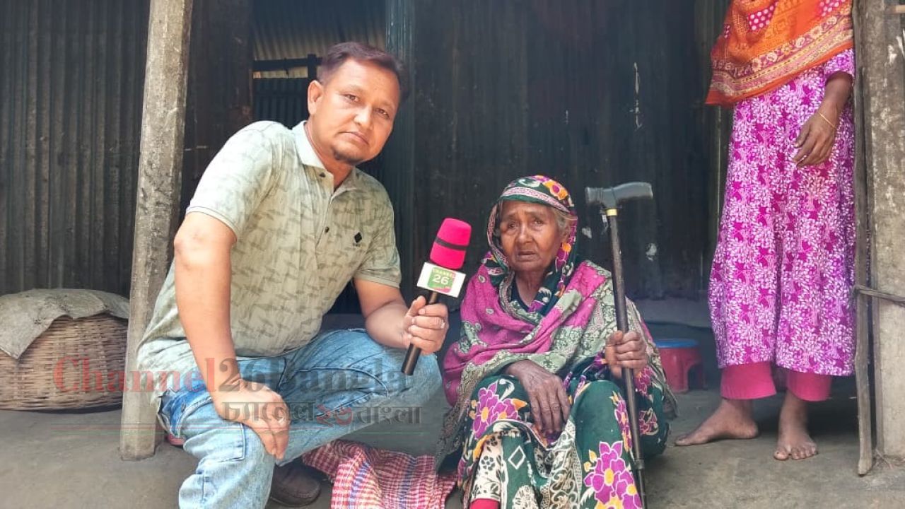 গড়েয়ায় শিলাবৃষ্টিতে ঘর বিধ্বস্ত, সহায়তা পাননি বৃদ্ধা আম্বিয়া। 