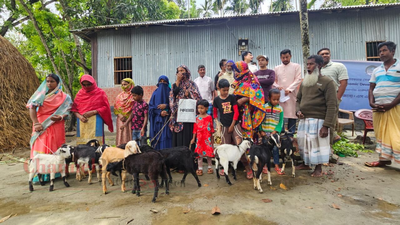 ফুলবাড়ীতে সিডোর ব্যতিক্রমী উদ্যোগ: ছাগল বিতরণে স্বাবলম্বিতার স্বপ্ন দেখছে দুস্থ পরিবার।
