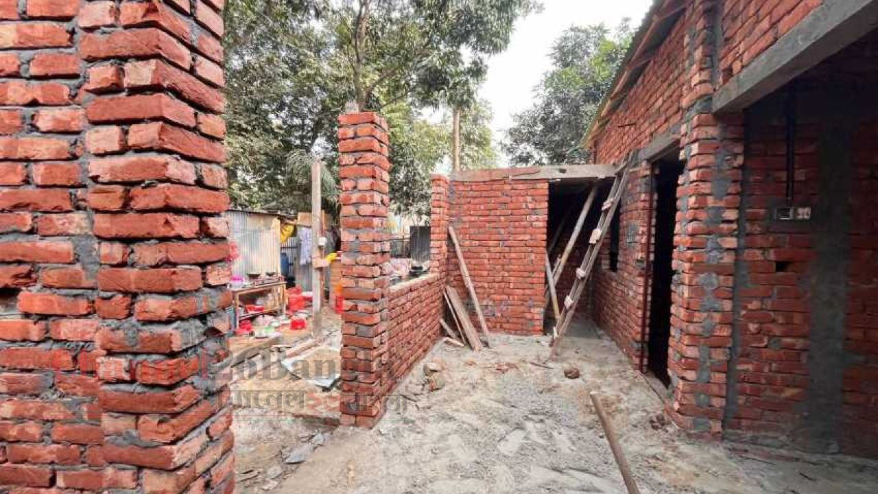 সাঁথিয়ায় হাটের জায়গা দখল করে ভবন নির্মাণের অভিযোগ সাবেক বিএনপি নেতার বিরুদ্ধে