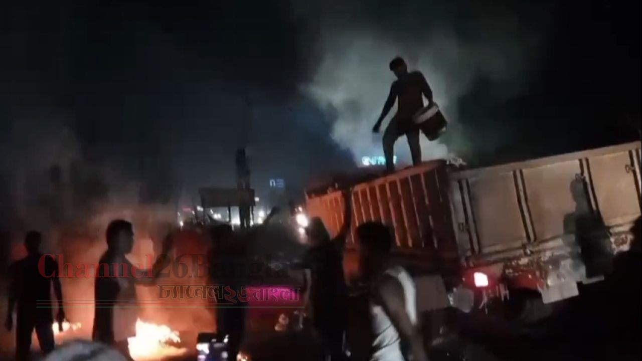 সোনারগাঁয়ে চুনা ভর্তি চলন্ত ট্রাকে আগুন