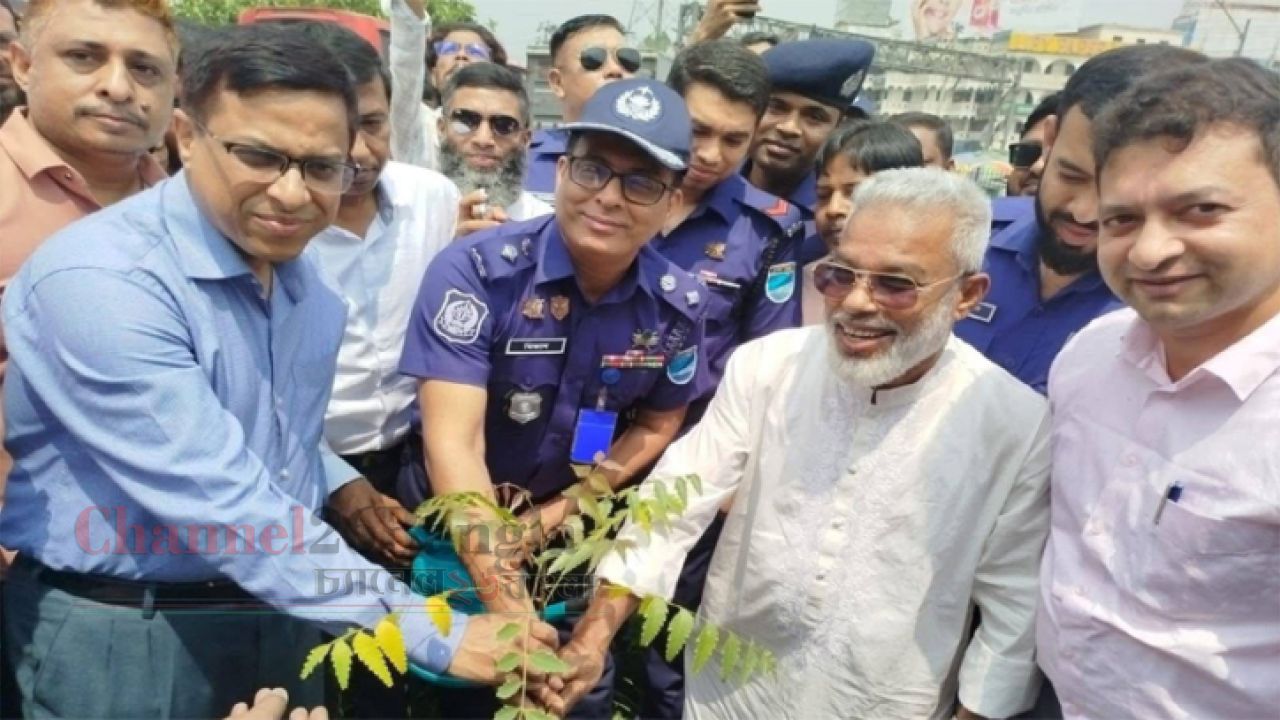 কাঁচপুরে সওজ-এর বৃক্ষরোপণ কর্মসূচি উদ্বোধন: মহাসড়ক দখলমুক্ত করার হুঁশিয়ারি