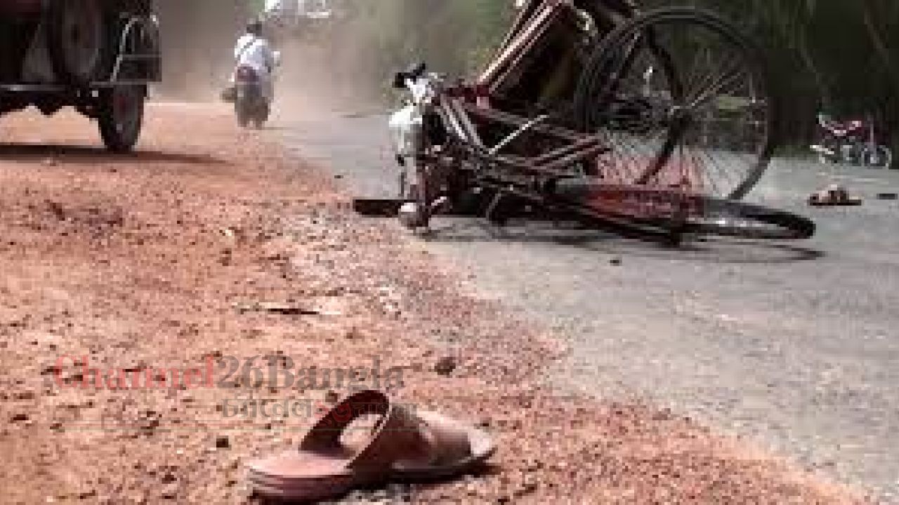 আড়াইহাজারে অটোরিকশা উল্টে তরুণীর মৃত্যু
