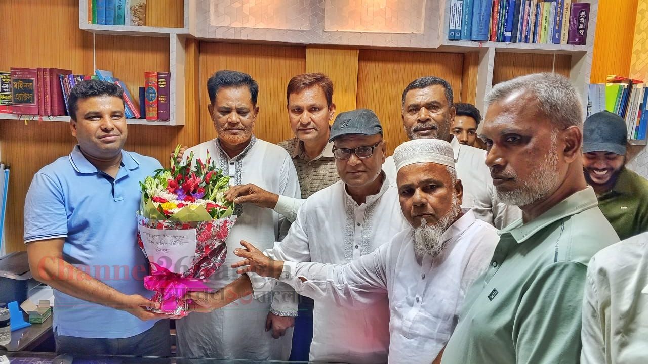পাবনায় নতুন ওসির সাথে পরিবহন নেতাদের মতবিনিময় ও ফুলের শুভেচ্ছা