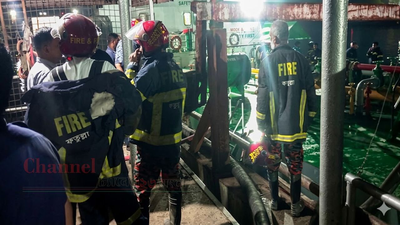 ফতুল্লায় মেঘনা পেট্রোলিয়ামের জেটিতে জাহাজে আগুন: অল্পের জন্য রক্ষা