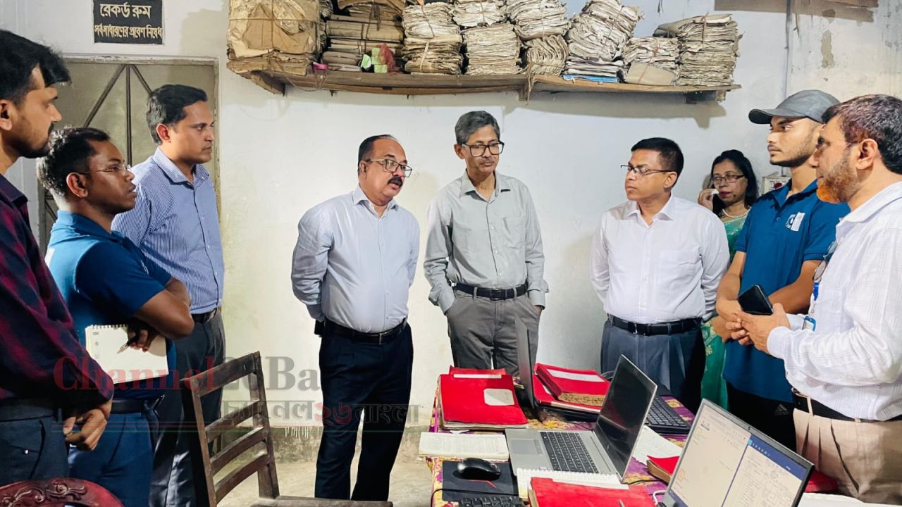 ফতুল্লা ইউনিয়ন ভূমি অফিসে ঢাকা বিভাগীয় কমিশনারের পরিদর্শন