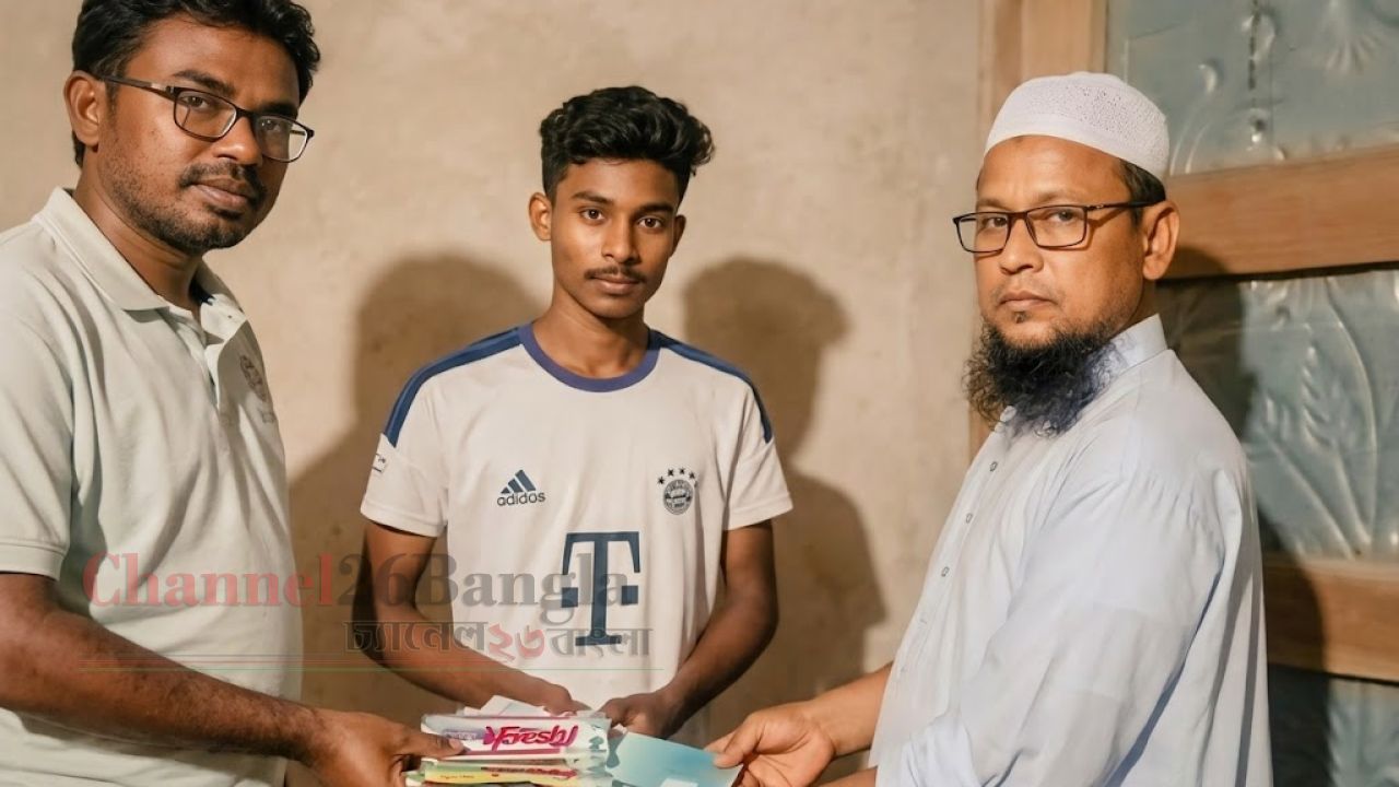 দাখিল পরীক্ষার্থীদের বাড়িতে উপহার নিয়ে মাদরাসা সভাপতির হাজির