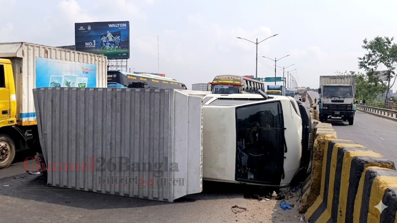 সিদ্ধিরগঞ্জে লরির ধাক্কায় পিকআপ উল্টে চালক আহত