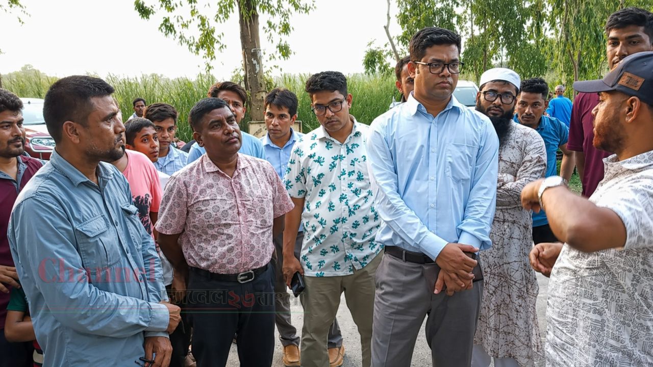 ফোনে অভিযোগ পেয়েই রাস্তার অনিয়ম ঠেকাতে ঘটনাস্থলে ঠাকুরগাঁওয়ের ডিসি
