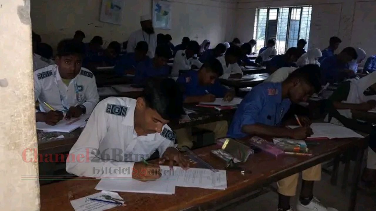 গঙ্গাচড়ায় অন্ধকারে এসএসসি পরীক্ষা: বিদ্যুৎহীন দুর্যোগে ভোগান্তিতে শিক্ষার্থীরা