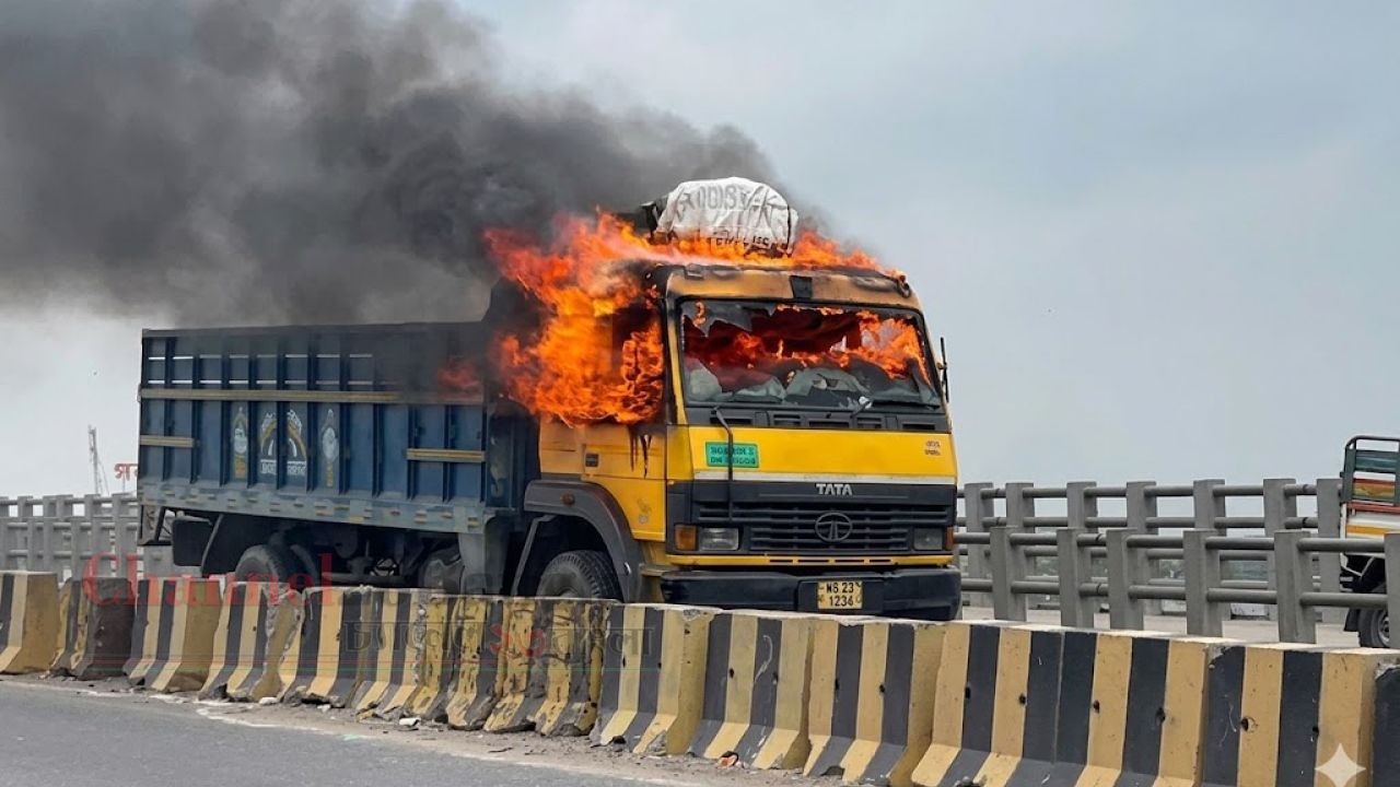 কাঁচপুর ব্রিজে ট্রাকের ধাক্কায় কিশোরের মৃত্যু: উত্তেজিত জনতার আগুন