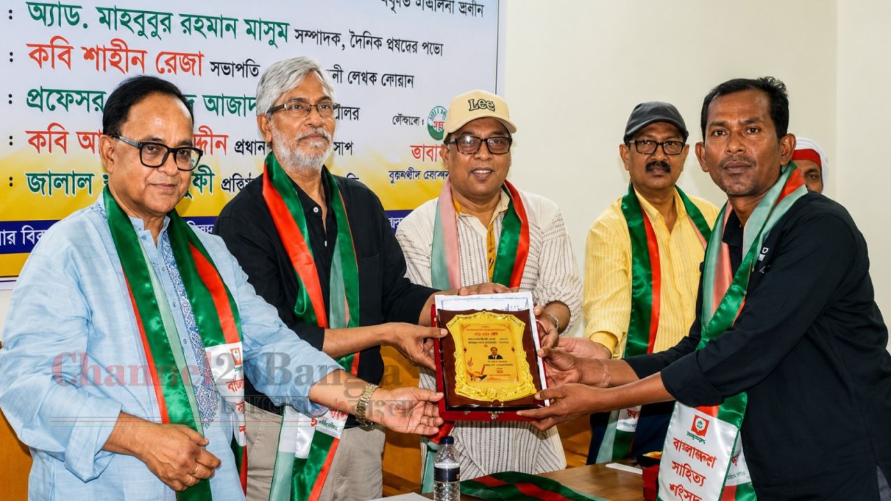 নারায়ণগঞ্জে সাহিত্য উৎসবে দক্ষ সংগঠক সম্মাননা পেলেন সাংবাদিক বিদ্যুৎ