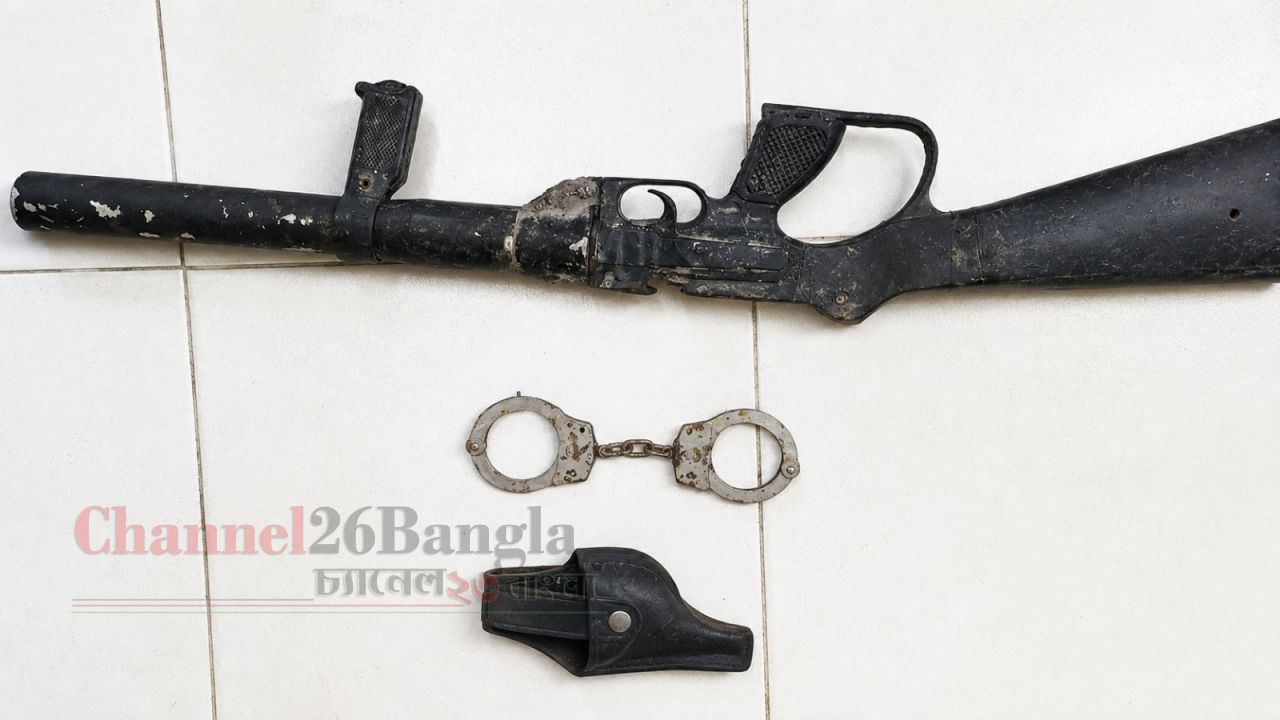 আড়াইহাজারে লুট হওয়া গ্যাসগান ও হ্যান্ডকাফ উদ্ধার
