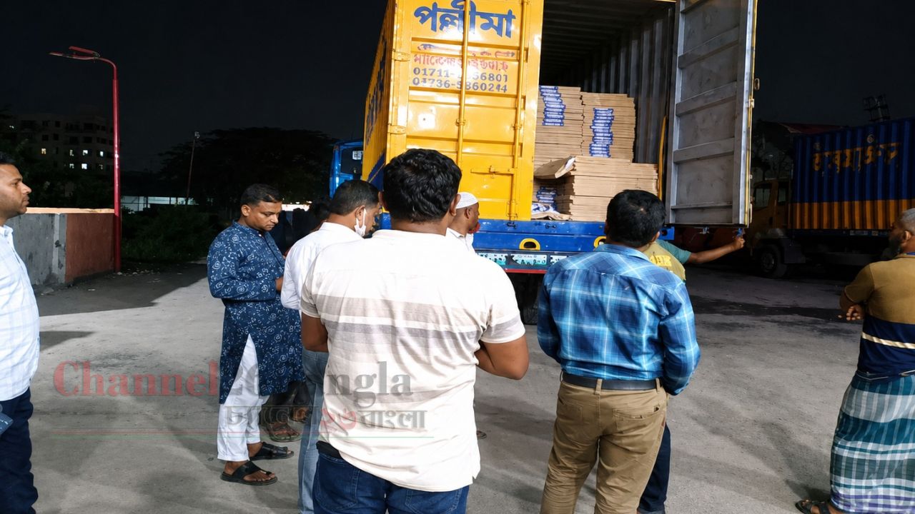 সিদ্ধিরগঞ্জে রাজস্ব ফাঁকি: কাগজভর্তি কাভার্ডভ্যান জব্দ