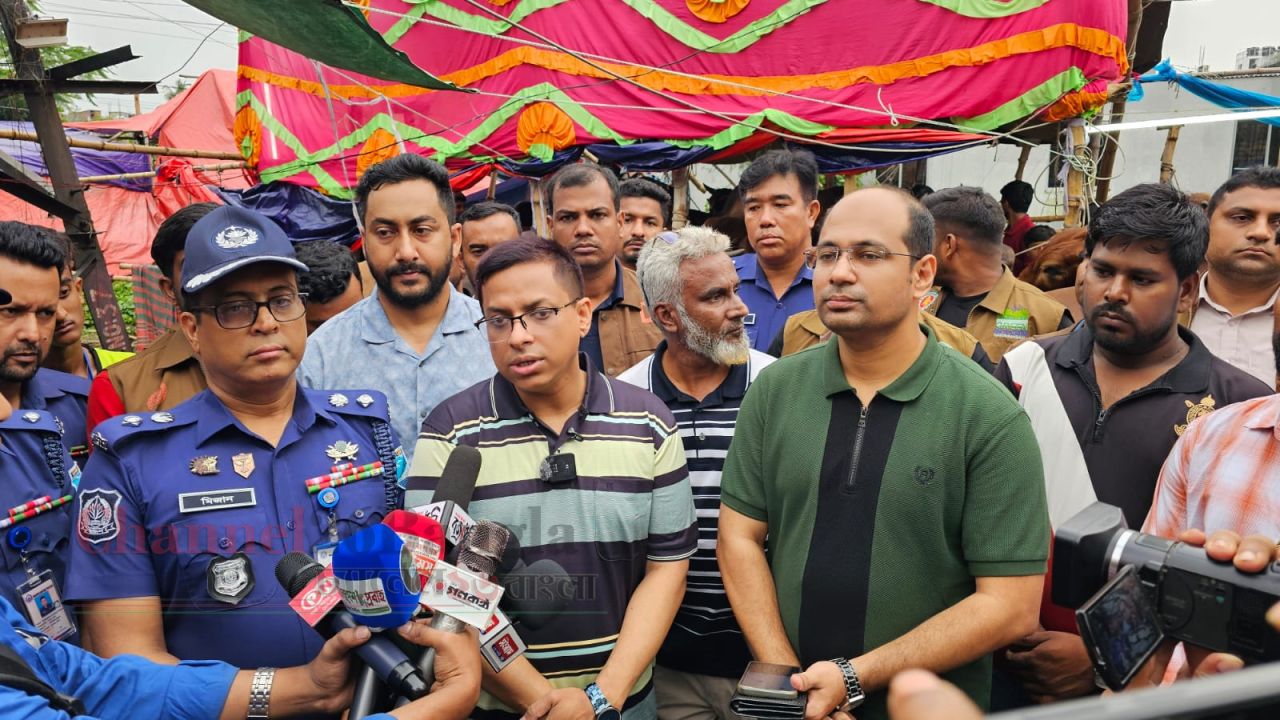 সিদ্ধিরগঞ্জে পশুর হাট পরিদর্শনে ডিসি-এসপি: নাভানা হাটের ব্যবস্থাপনায় সন্তোষ