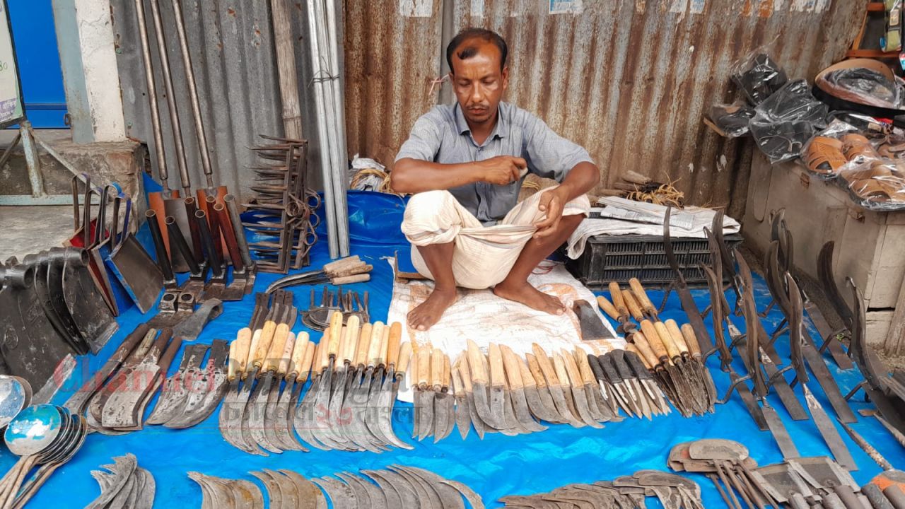 কোরবানির ঈদ: ঠাকুরগাঁওয়ে ব্যস্ত সময় পার করছেন কামাররা