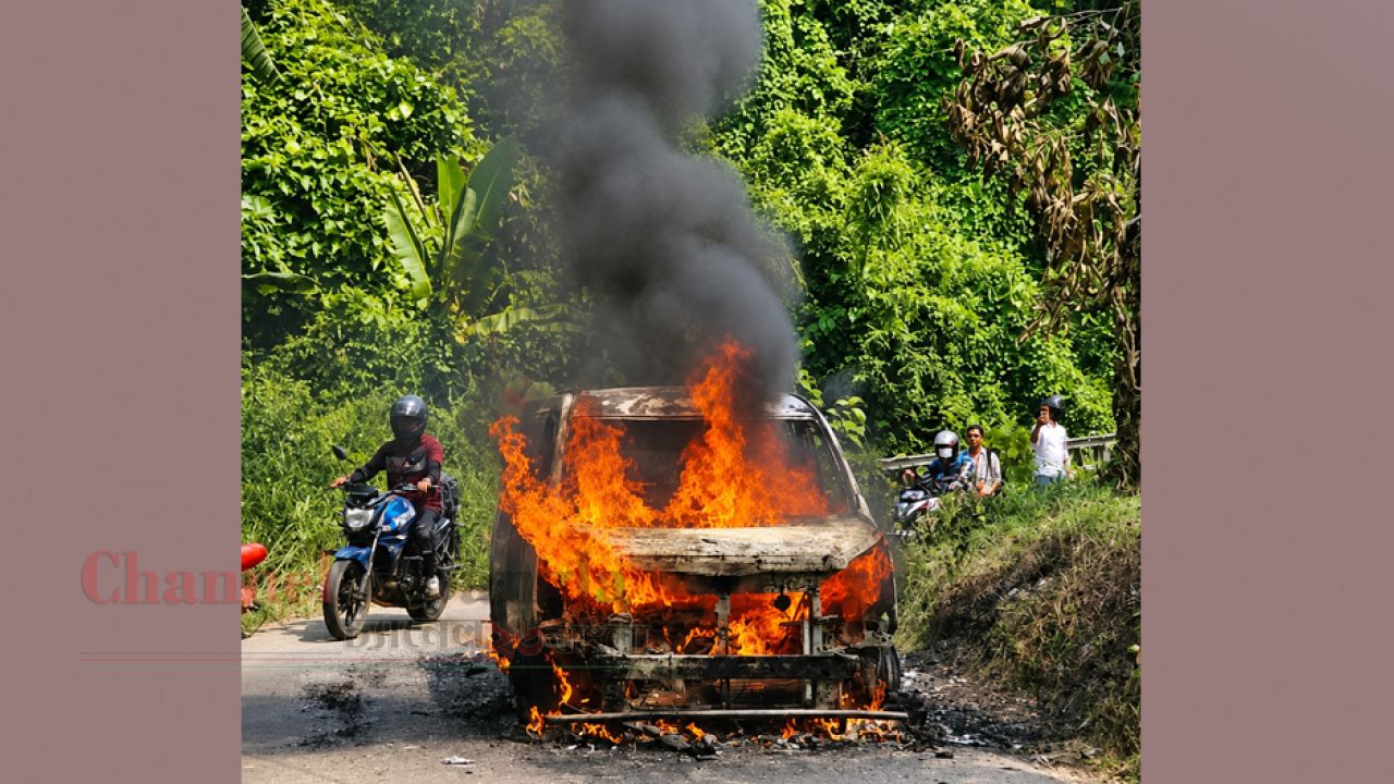 বান্দরবানে চলন্ত পর্যটকবাহী গাড়িতে আগুন অল্পের জন্য রক্ষা