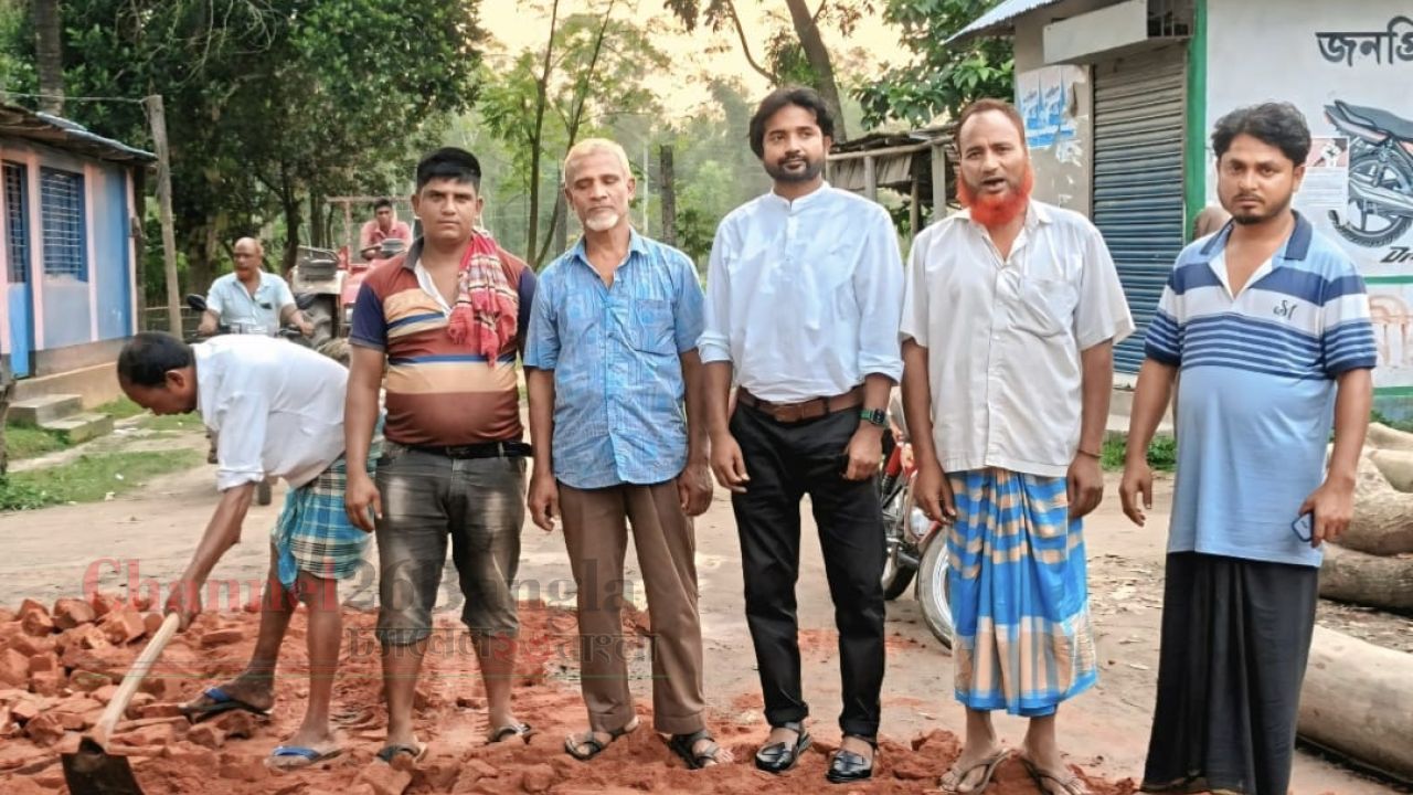 নিজস্ব অর্থায়নে সড়ক সংস্কার করলেন মেম্বার প্রার্থী রহিদুল