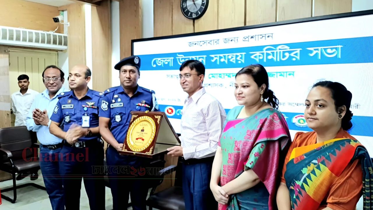 আইন-শৃঙ্খলা রক্ষায় বিশেষ অবদান: জলঢাকা থানার ওসিকে সম্মাননা