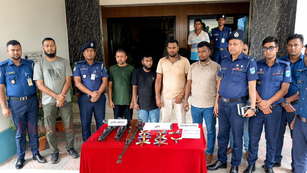  চাকরির প্রলোভনে লাইসেন্সধারী অস্ত্র লুট: চক্রের ৪ সদস্য গ্রেপ্তার