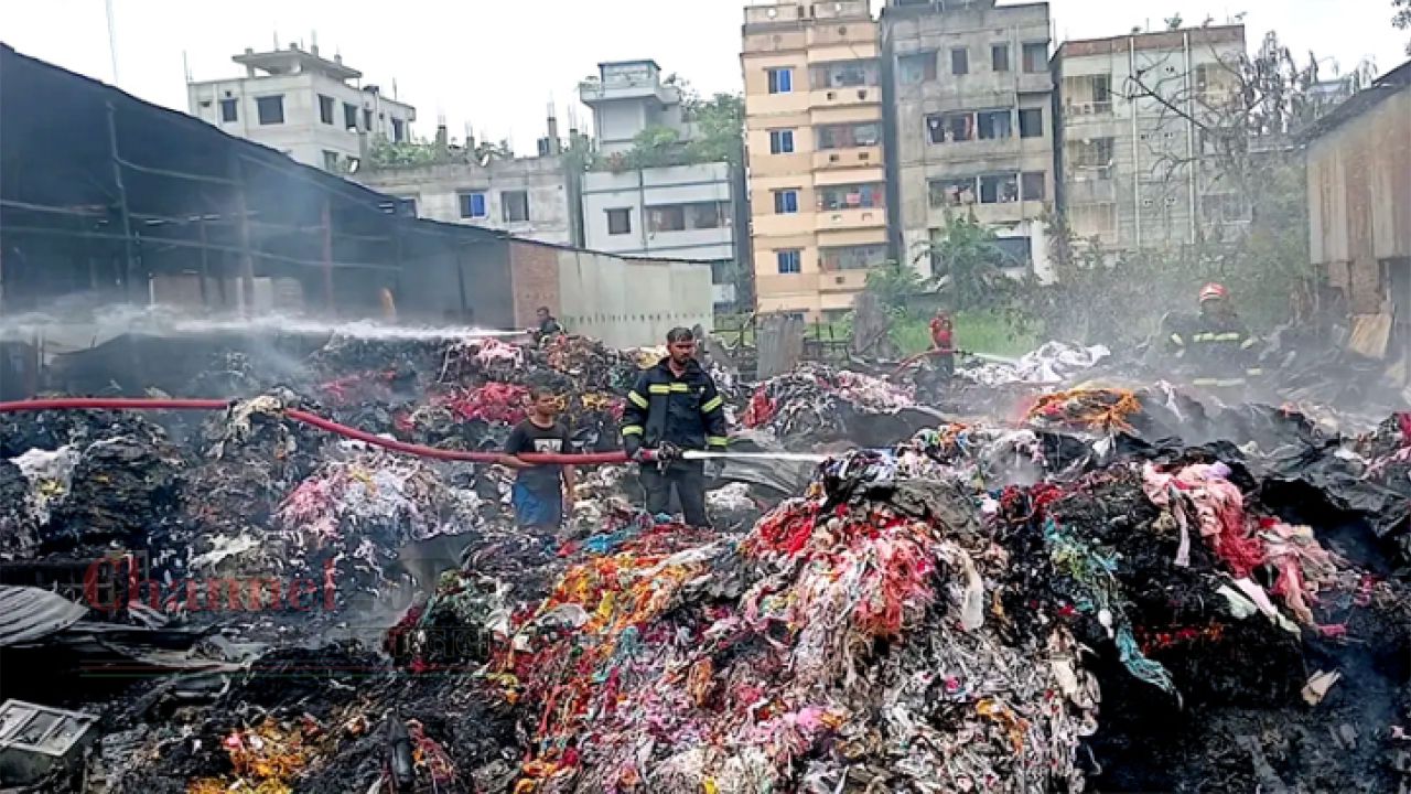 ফতুল্লায় ঝুটের গুদামে ভয়াবহ আগুন: ৪০ লাখ টাকার ক্ষতি