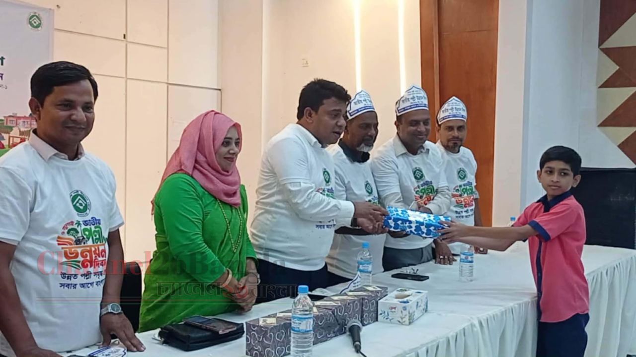 বটিয়াঘাটায় পল্লী উন্নয়ন দিবস পালিত: ঋণ ও গাছের চারা বিতরণ