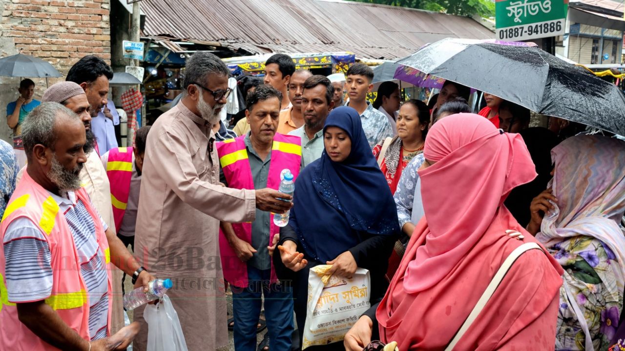 সিদ্ধিরগঞ্জে এইচএসসি পরীক্ষার্থী ও অভিভাবকদের মাঝে টিম খোরশেদ-এর পানি বিতরণ