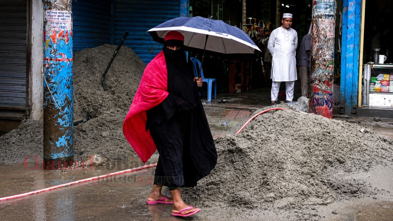 রূপগঞ্জে চাঁদা না দেওয়ায় ব্যবসার সামনে বালুর স্তূপ: হামলায় আহত ১০