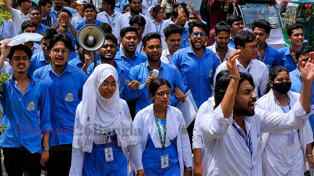 শিক্ষামন্ত্রীর পদত্যাগ দাবিতে নারায়ণগঞ্জে এইচএসসি পরীক্ষার্থীদের বিক্ষোভ