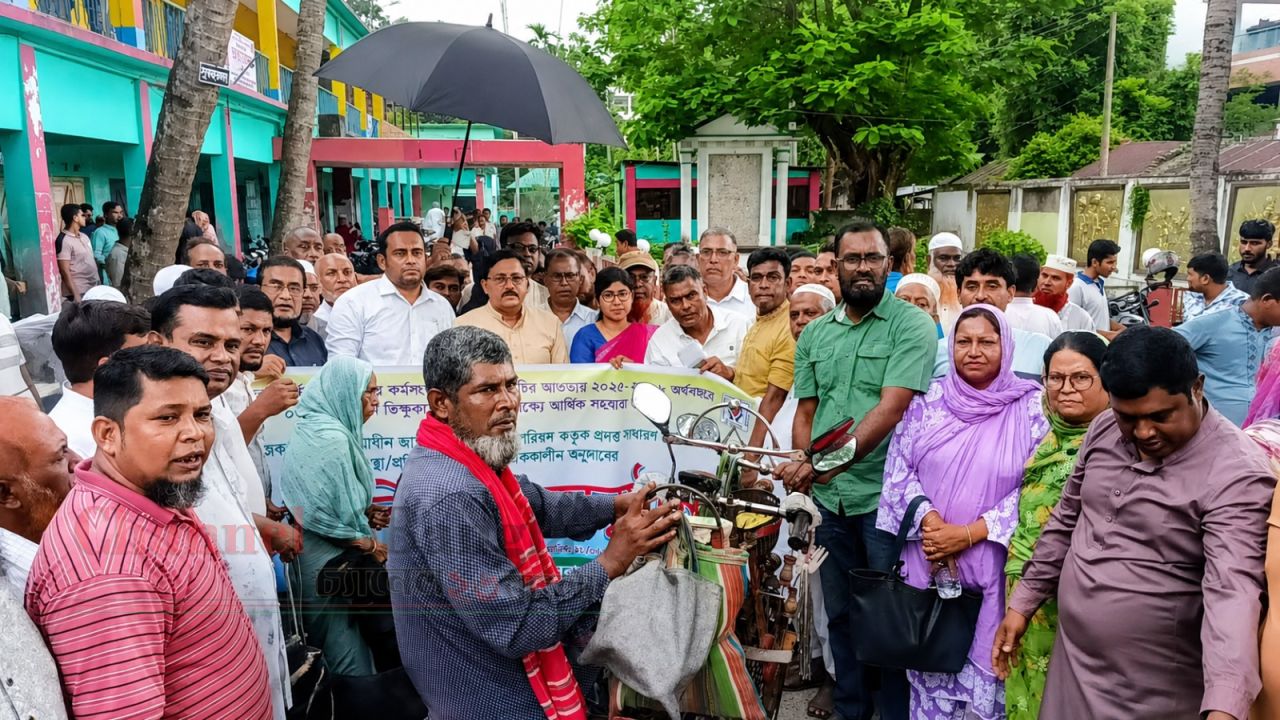 মাগুরায় জুলাই বিপ্লবের শহীদ পরিবার ও আহতদের অনুদান বিতরণ