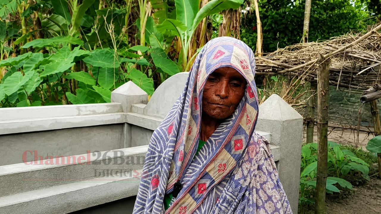 মৃত্যুর পরও ভরসা নেই সন্তানদের ওপর জীবিতই নিজের কবর খুঁড়লেন বৃদ্ধা মা