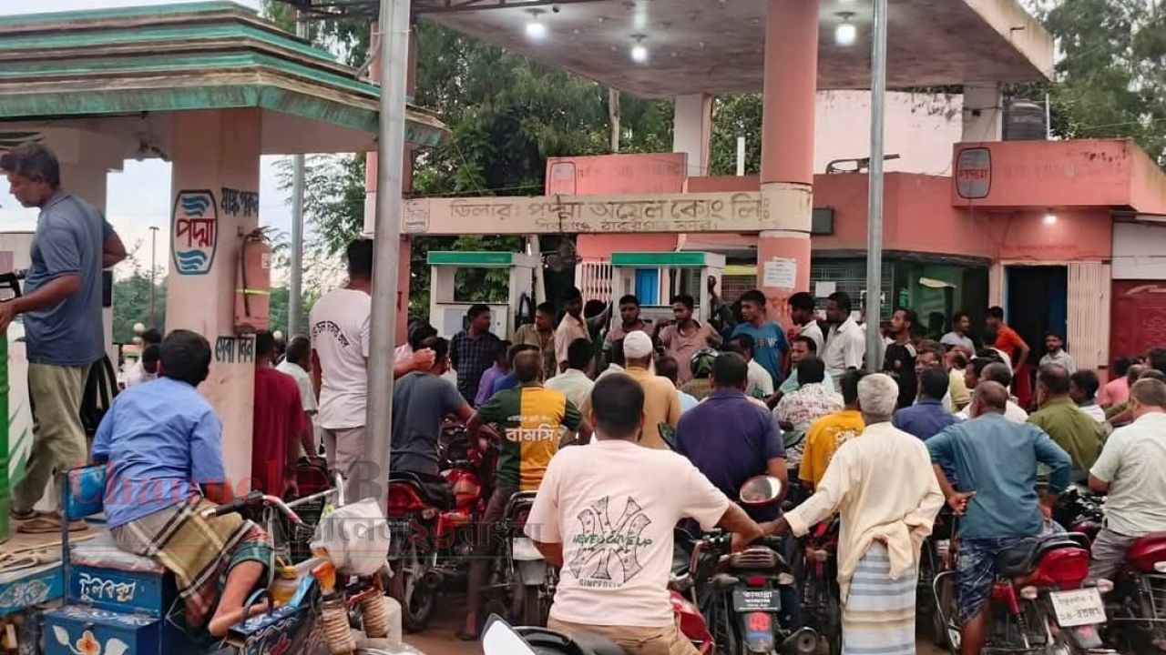 গুজবেই তেল নিতে হুড়োহুড়ি, পাম্পে বাড়তি চাপ