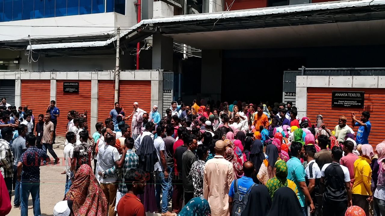 ১১ দফা দাবিতে আনোয়ারা গ্রুপের পোশাক শ্রমিকদের সাড়ে ৫ ঘণ্টা সড়ক অবরোধ