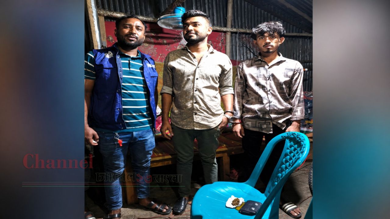 আড়াইহাজারে গাঁজাসহ পুলিশের ২ সোর্সকে আটক করল জনতা