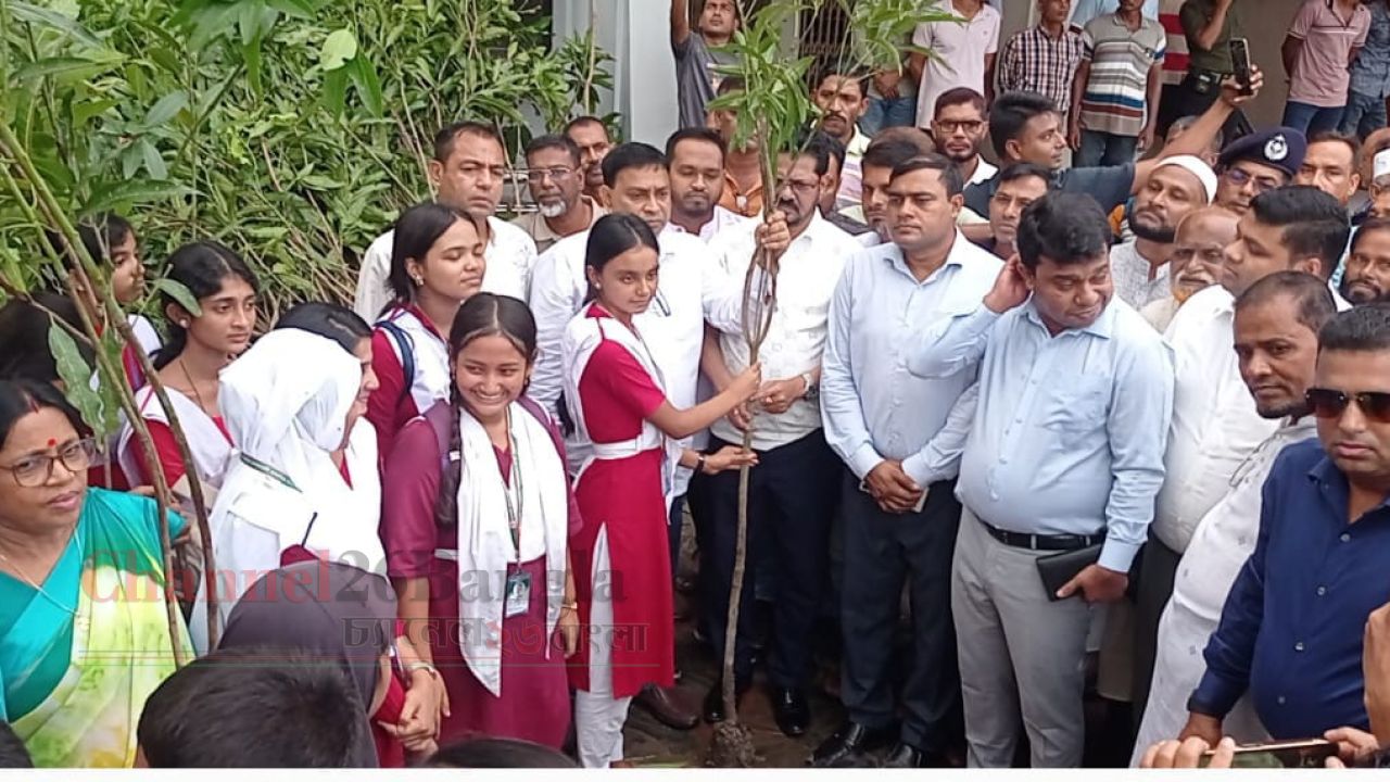 বটিয়াঘাটায় শিক্ষার্থীদের মাঝে দেড় হাজার ফলজ গাছের চারা বিতরণ
