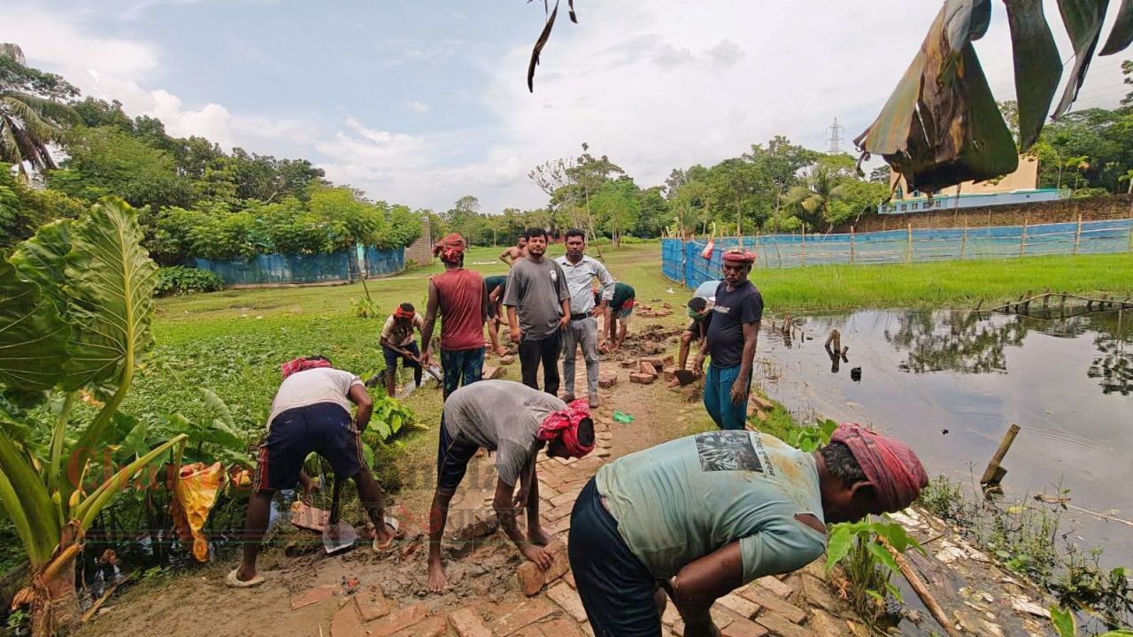 বটিয়াঘাটায় জলাবদ্ধতা নিরসনে প্রশাসনের অভিযান, অপসারণ করা হলো অবৈধ বাঁধ