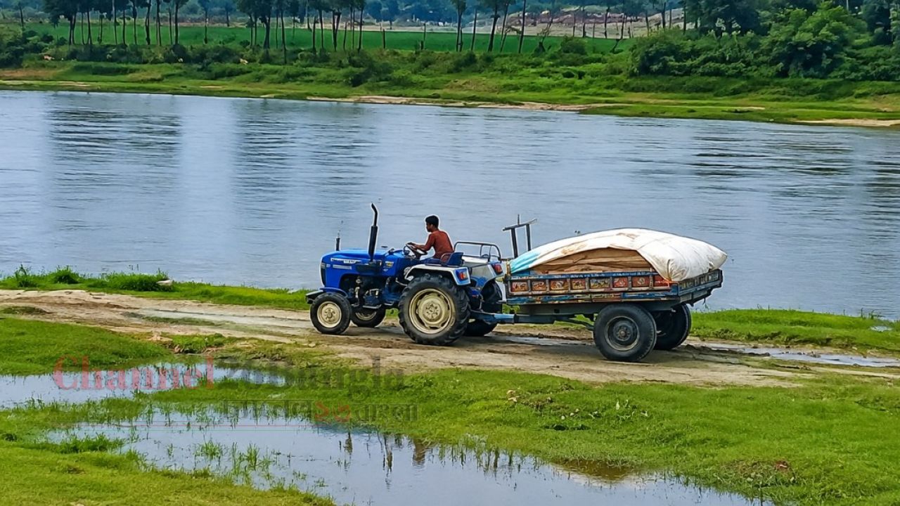 জলঢাকায় বুড়ি তিস্তা থেকে অবৈধ বালু উত্তোলন, হুমকিতে নদীবাঁধ ও কৃষিজমি