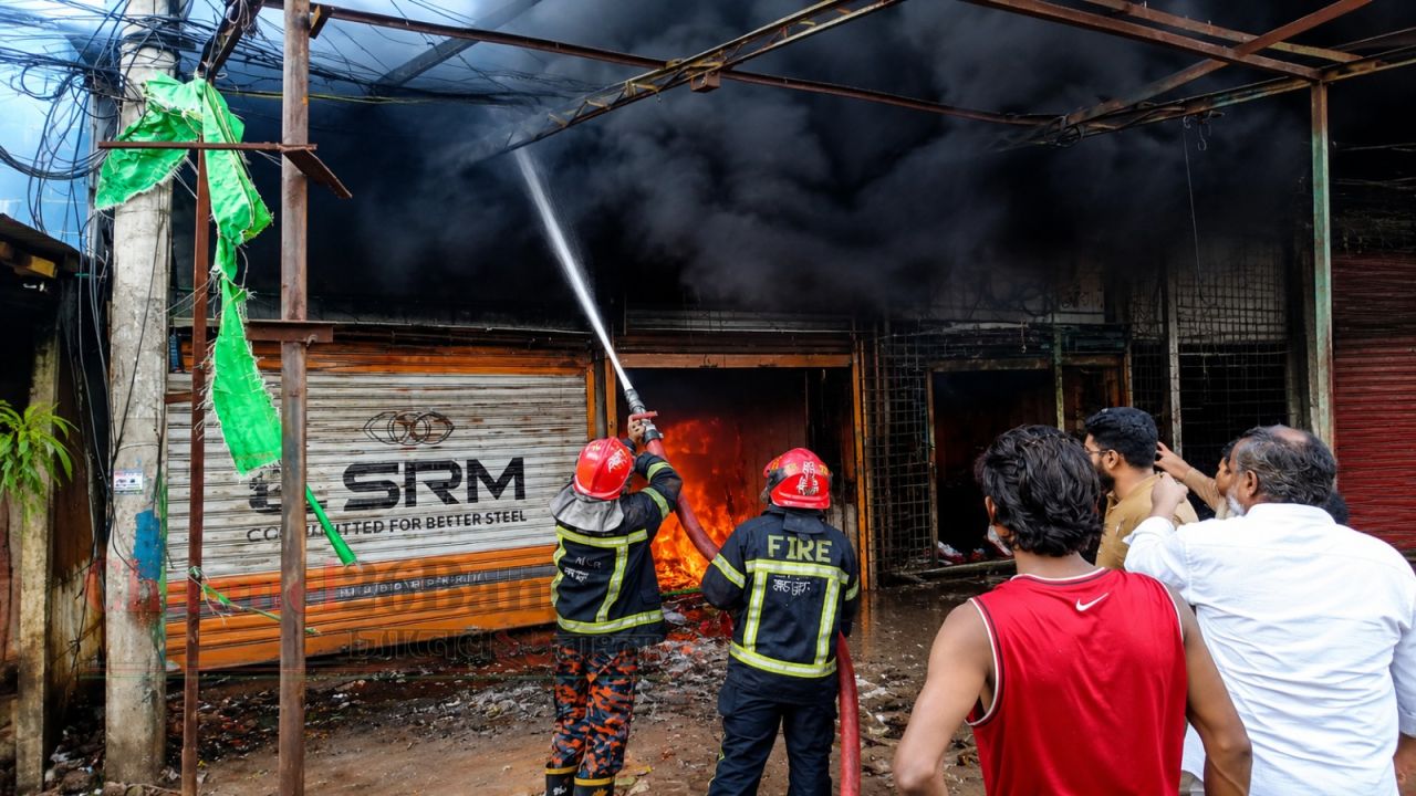 সিদ্ধিরগঞ্জে কেমিক্যাল গুদামে ভয়াবহ আগুন নিয়ন্ত্রণে ২ ইউনিট