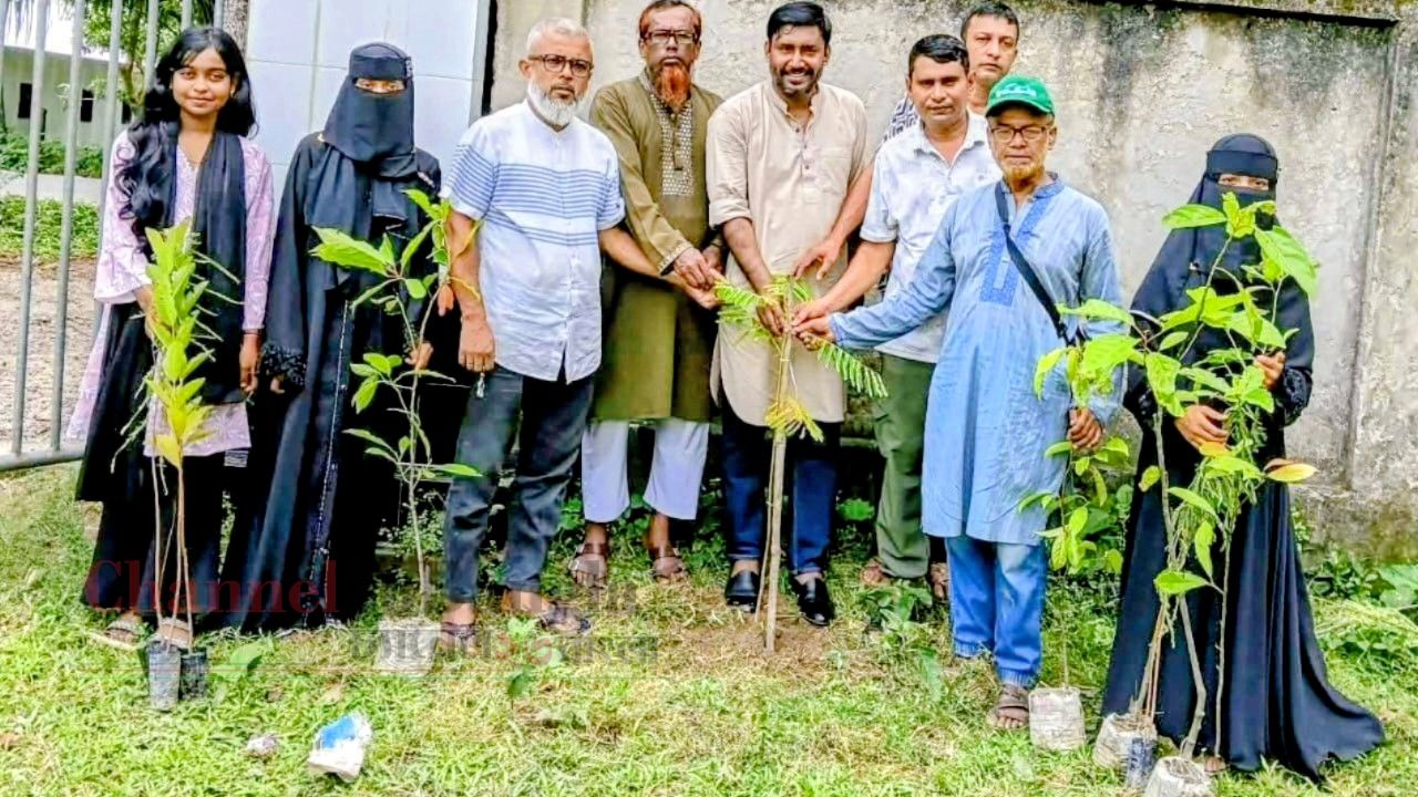 কবি কাজী কাদের নওয়াজের বাড়িতে সবুজ আন্দোলনের বৃক্ষরোপণ